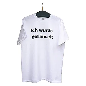 "Ich wurde gehänselt" weißes Crewneck T-Shirt — Vorderseite